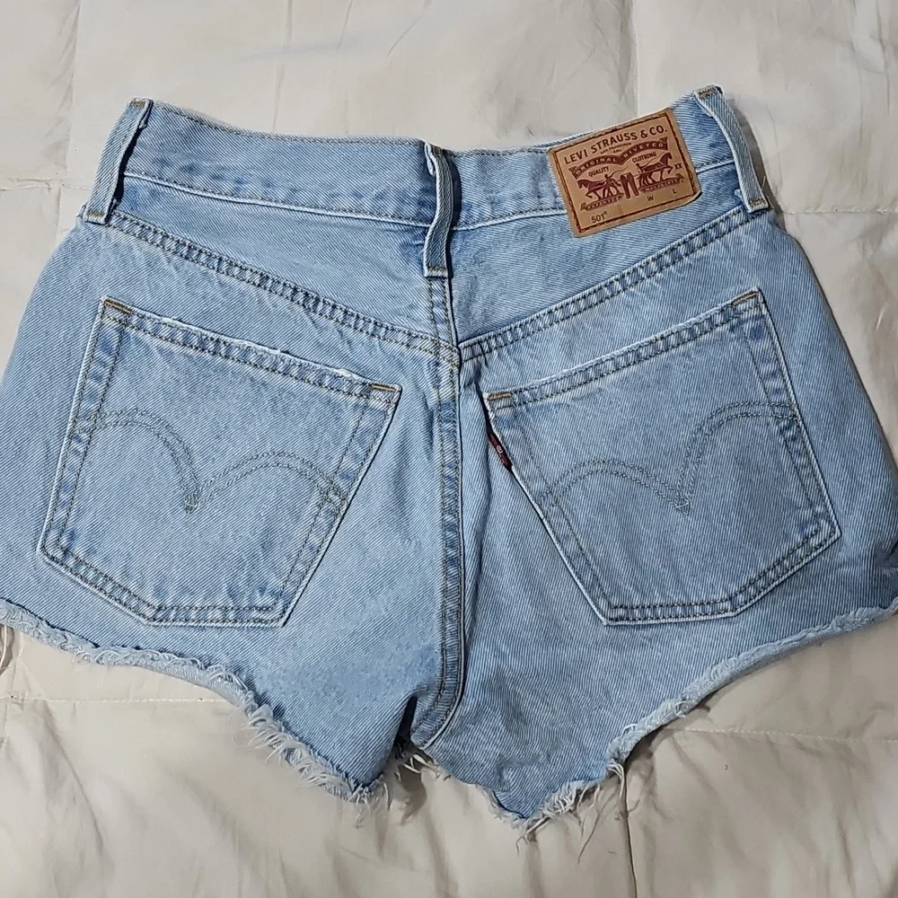 Womens 501 Levi Distressed Shorts. 2